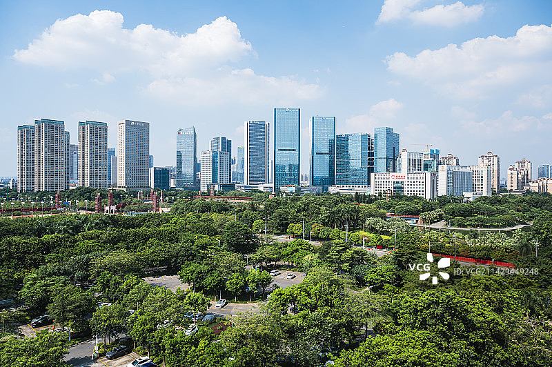 航拍广东佛山南海千灯湖全景-金融高新区城市天际线-蓝天白云-海报宣传背景配图图片素材