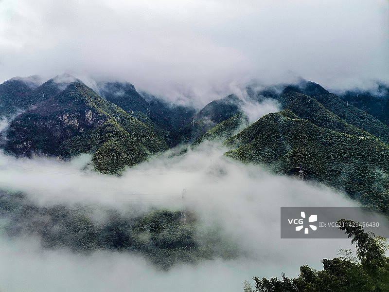 云雾中的太子尖图片素材