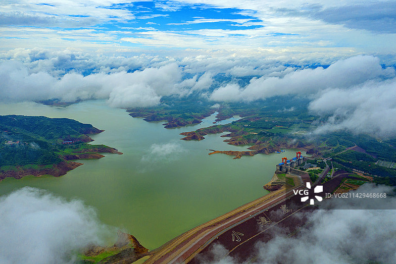 黄河小浪底大坝鸟瞰，云海、水库、大坝，景色如画图片素材