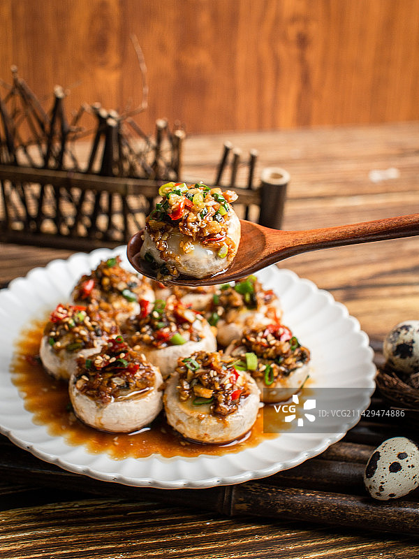 口蘑酿鹌鹑蛋快手菜家常菜图片素材
