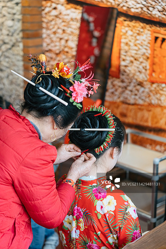 福建泉州蟳埔村蟳埔女图片素材