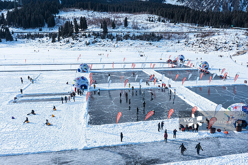 无法辨识的人 冰上运动  新疆天山天池图片素材