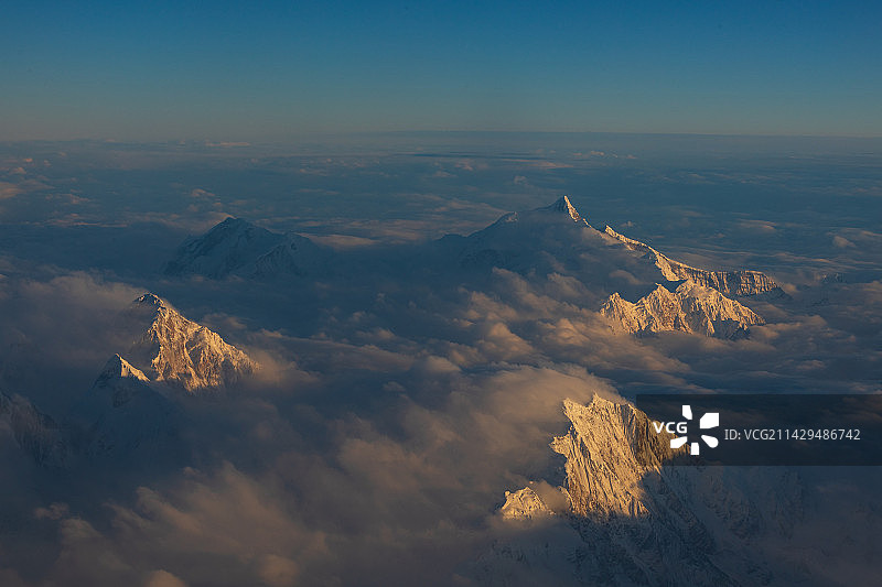 航拍云层之中的南迦巴瓦峰图片素材