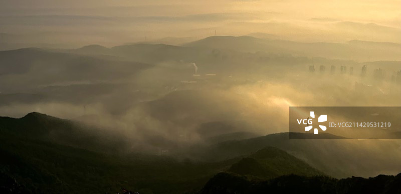 日出时群山对天的景色图片素材
