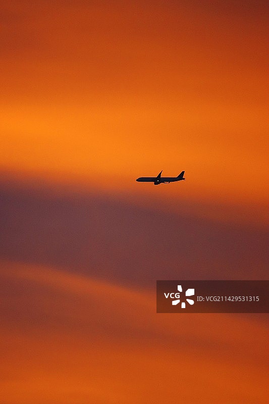 晚霞下的飞机✈️图片素材
