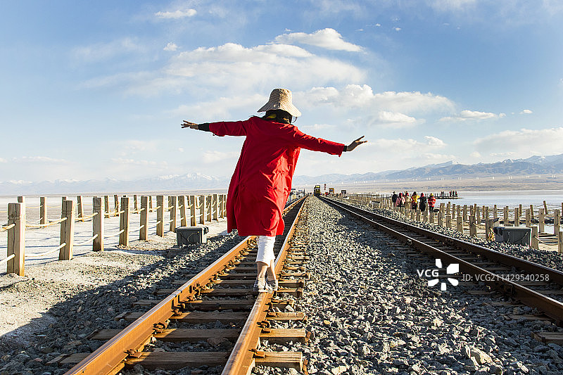 女士游茶卡盐湖图片素材