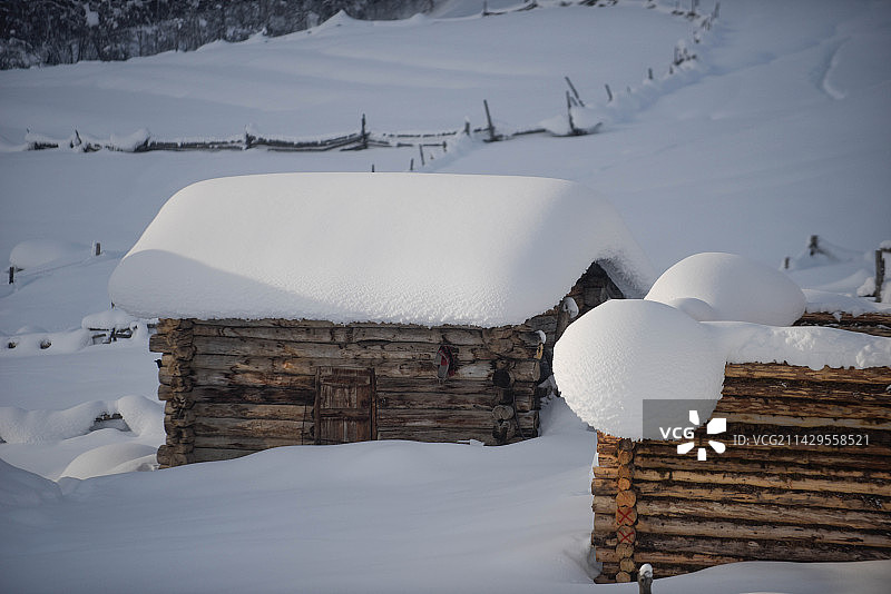 白雪皑皑的新疆白哈巴雪乡图片素材