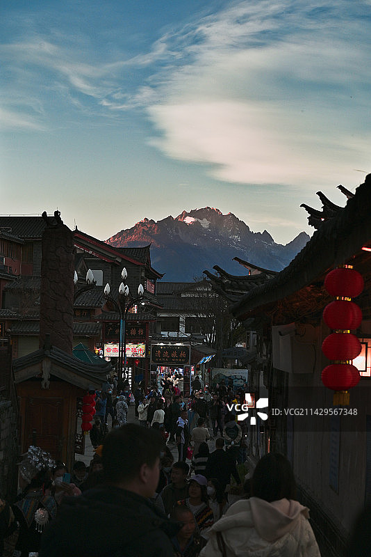 雪山与古城图片素材
