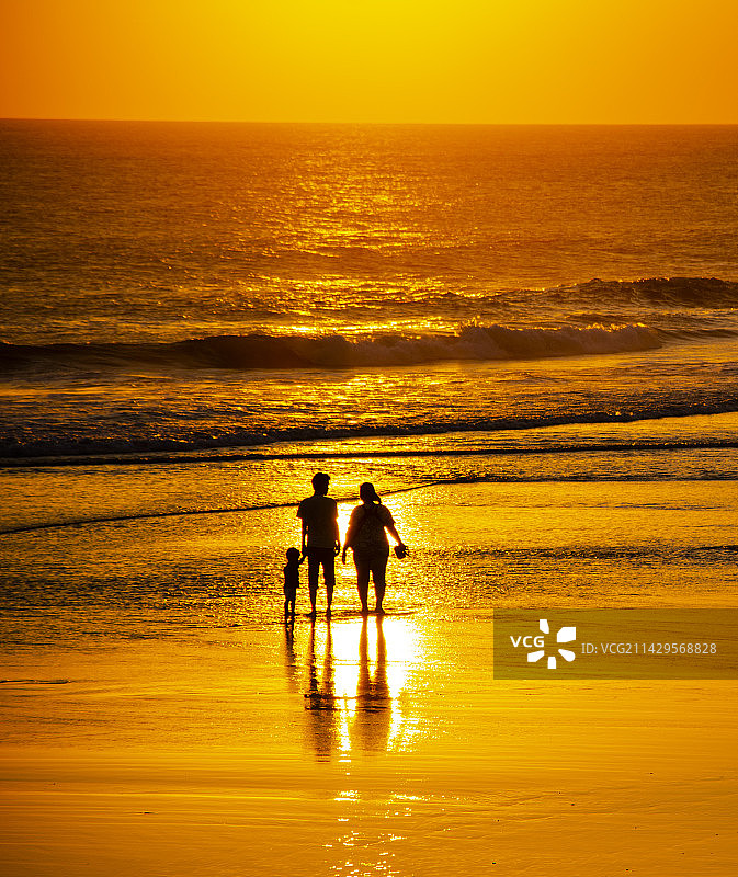 Nusa Penida珀尼达岛海滩落日与一家人剪影图片素材