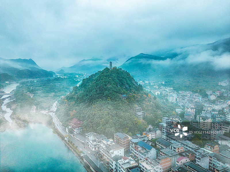 烟雨笼罩的温州雁荡山古镇图片素材