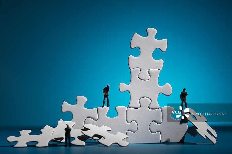 微缩创意在空白拼图上的商务装男性图片素材
