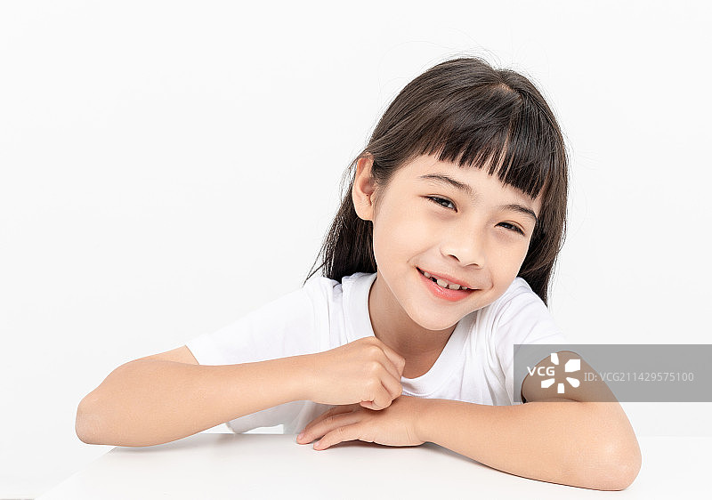 室内一个天真活泼的中国小女孩图片素材