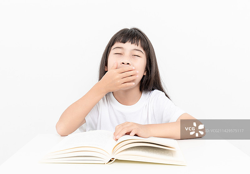 室内一个中国小学生在书桌上学习图片素材