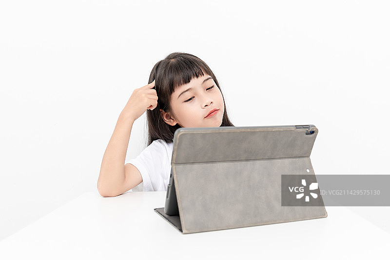 小学生在家使用平板电脑上网课图片素材