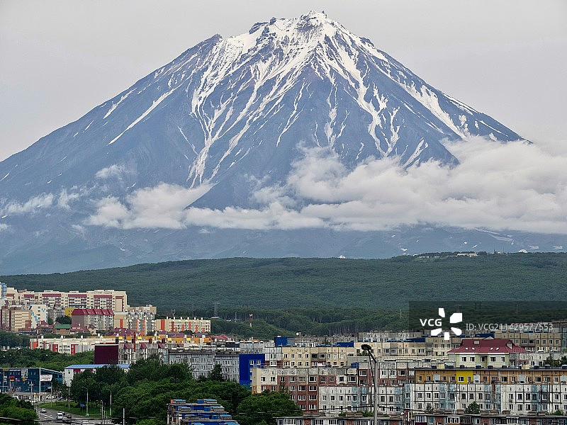 堪察加火山下的彼得罗巴甫洛夫斯克市图片素材