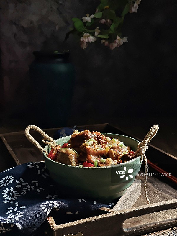 红烧牛肉和碗图片素材