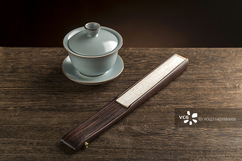 一把中国传统折扇纸扇摆放在桌面上特写图片素材