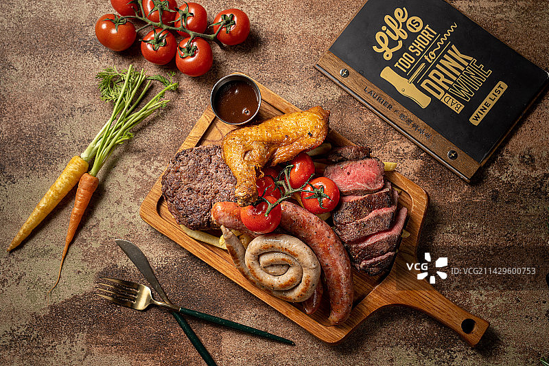 俄式香肠烤肉炸鸡拼盘图片素材