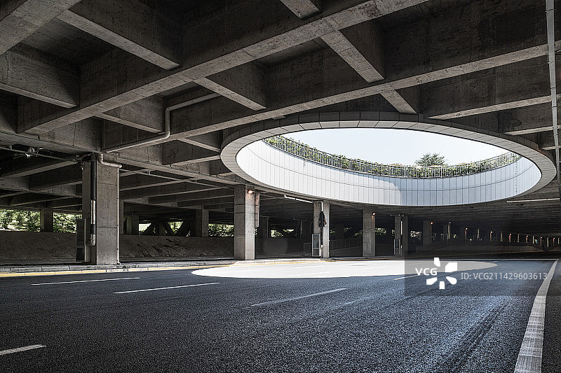 带圆形天井的公路隧道图片素材