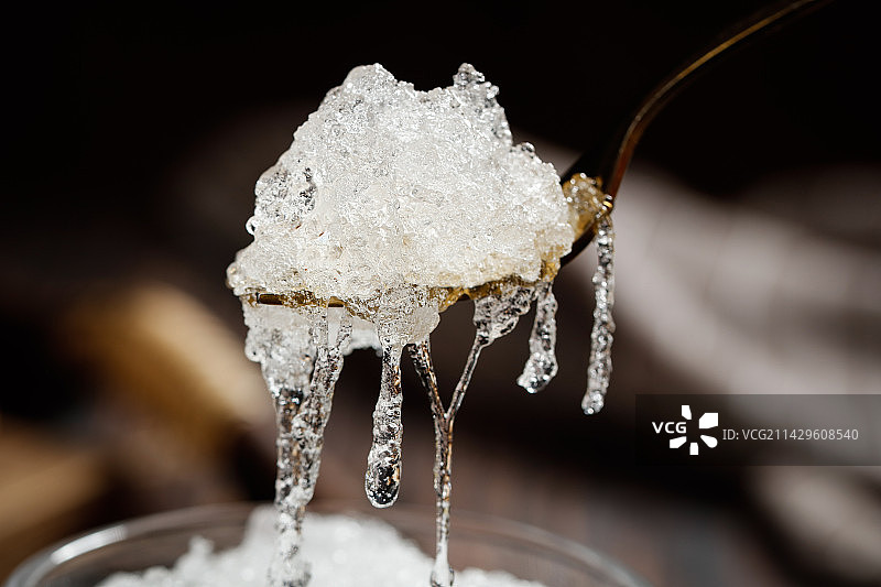 深底上的云南拉丝雪燕图片素材