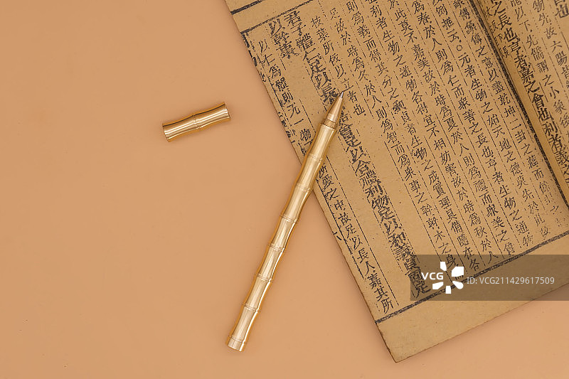黄铜笔产品摆拍图片素材