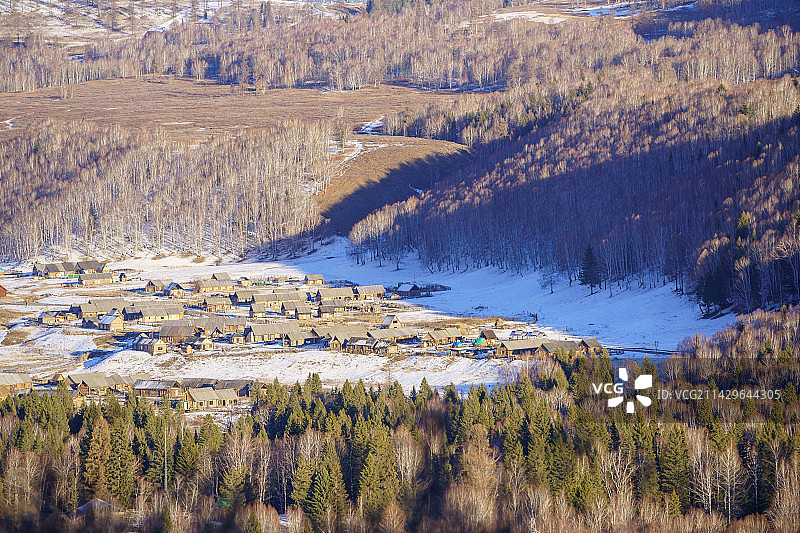 疆阿勒泰禾木风景区洪巴斯大草原冬季田园牧歌图片素材
