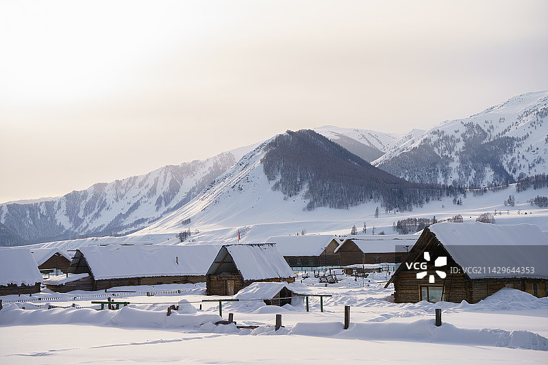 冬日大雪覆盖的禾木村童话小木屋图片素材