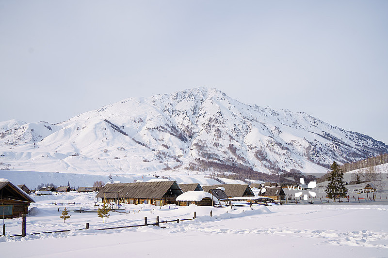 冬日大雪覆盖的禾木村童话小木屋图片素材