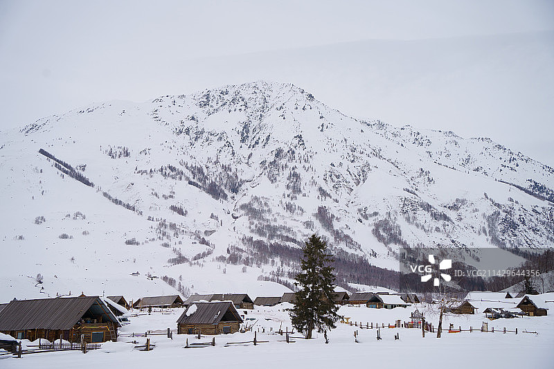 冬日大雪覆盖的禾木村童话小木屋图片素材