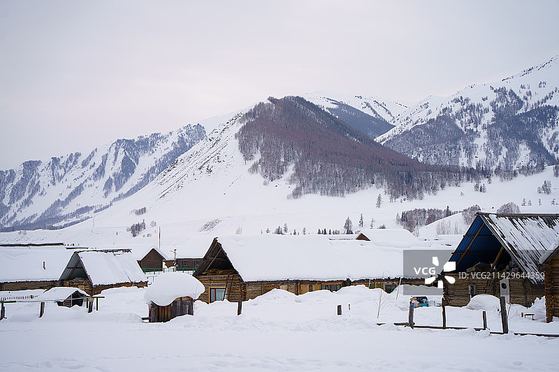 冬日大雪覆盖的禾木村童话小木屋图片素材
