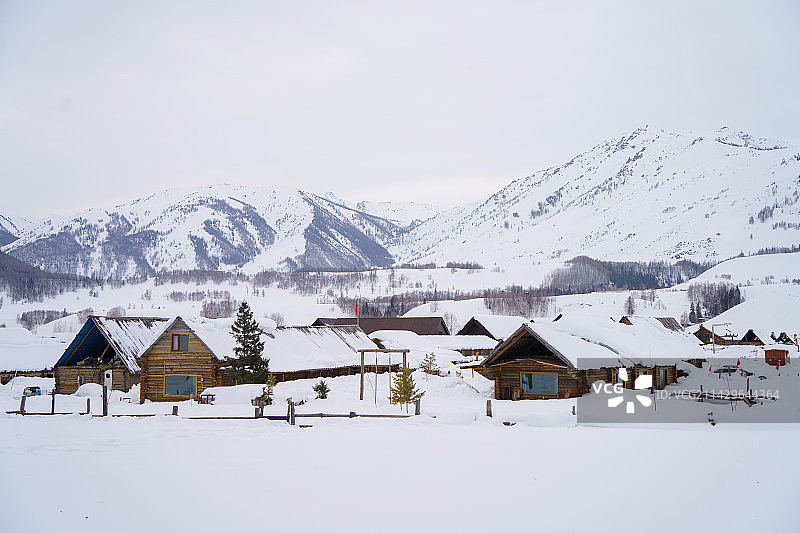 冬日大雪覆盖的禾木村童话小木屋图片素材