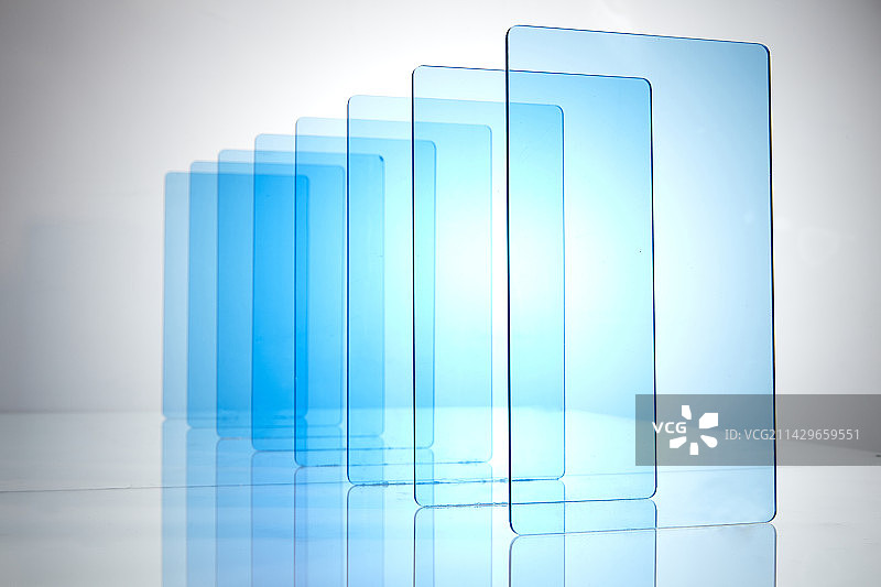 前实后虚的有透社的蓝色有机玻璃图片素材