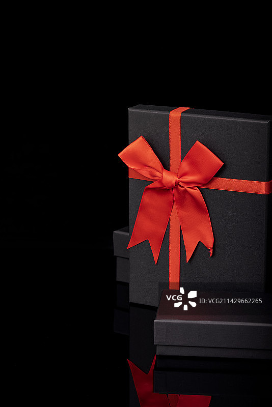 黑色礼盒红色蝴蝶结图片素材
