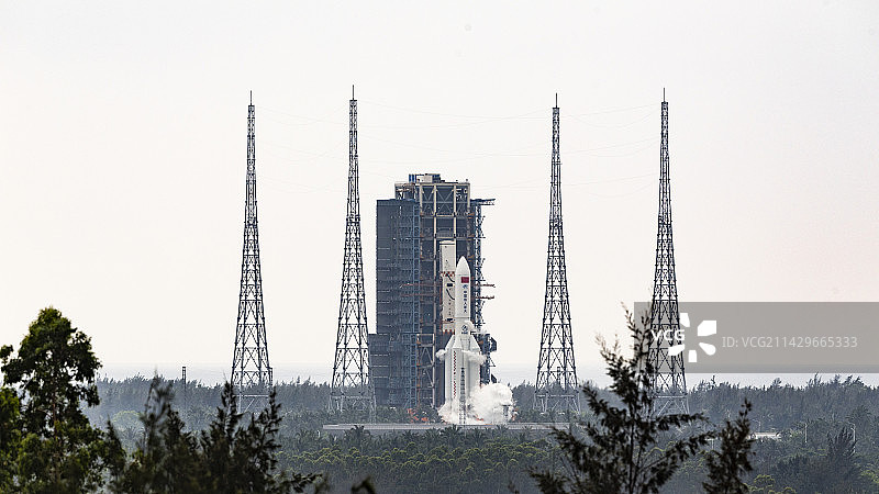 海南文昌中国载人航天飞船天和核心舱发射现场图片素材