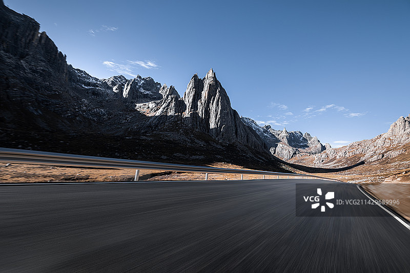 宽阔向上的马路奇幻尖锐的山峰图片素材