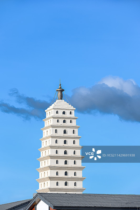 蓝天白玉和白塔图片素材