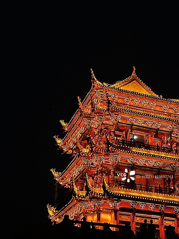 夜间镇江阁的低角度视图图片素材