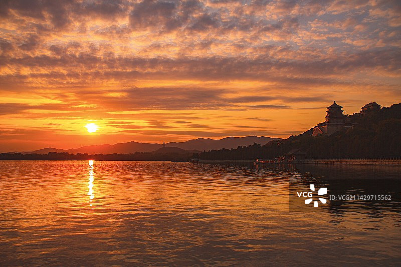 夕阳下的颐和园图片素材