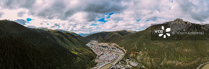 318川藏线山谷间的左贡县图片素材