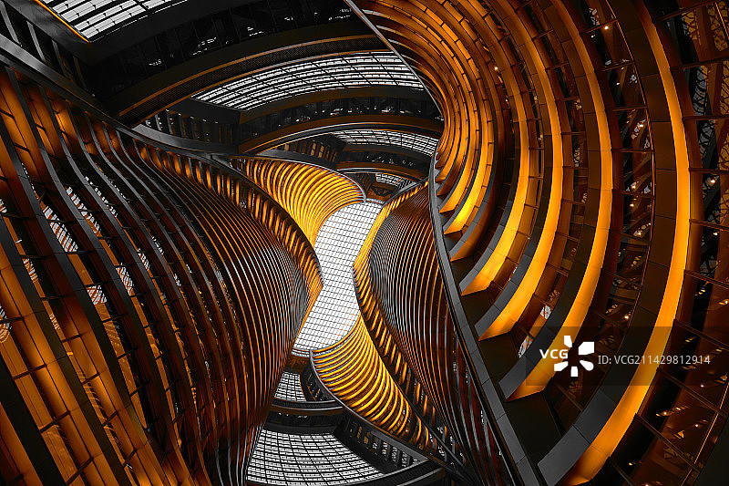 亮灯后的丽泽SOHO内部中庭建筑结构图片素材