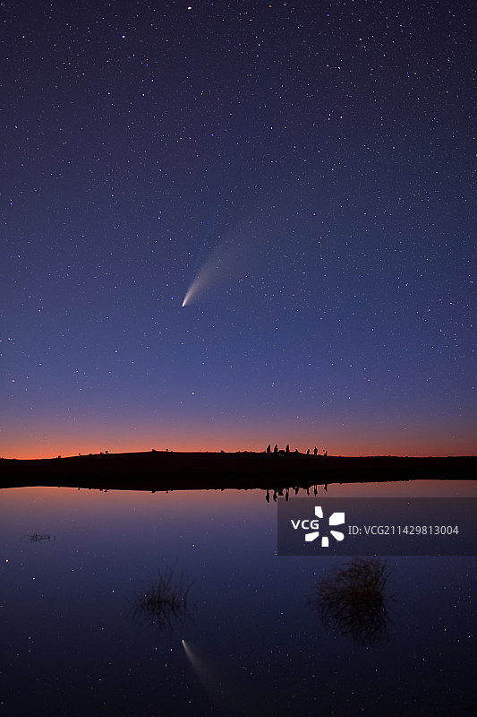 蓝调时刻的世纪大彗星 — 期待2024年大彗星图片素材
