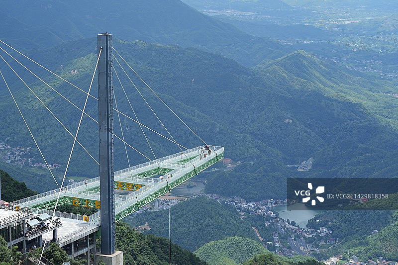 云上草原吊桥偏俯图图片素材