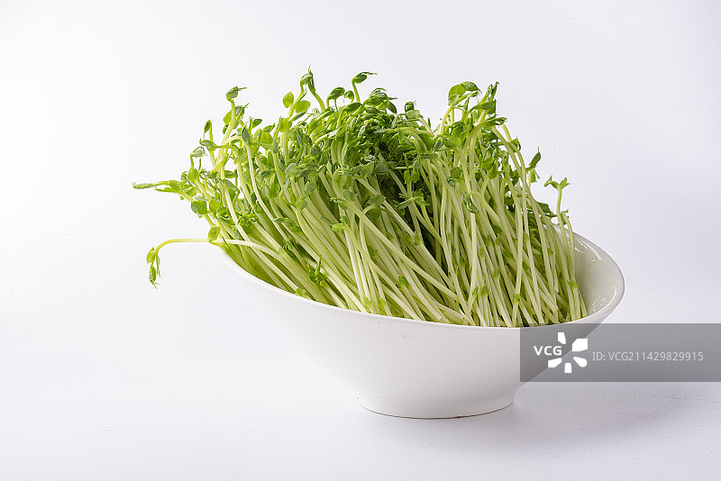 棚拍白底静物蔬菜豌豆苗图片素材
