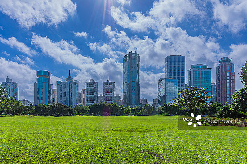 晴朗的天气，海口市万绿园公园的城市风光图片素材