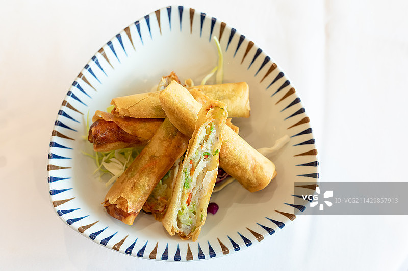 中国广东粤式早茶点心油炸春卷图片素材