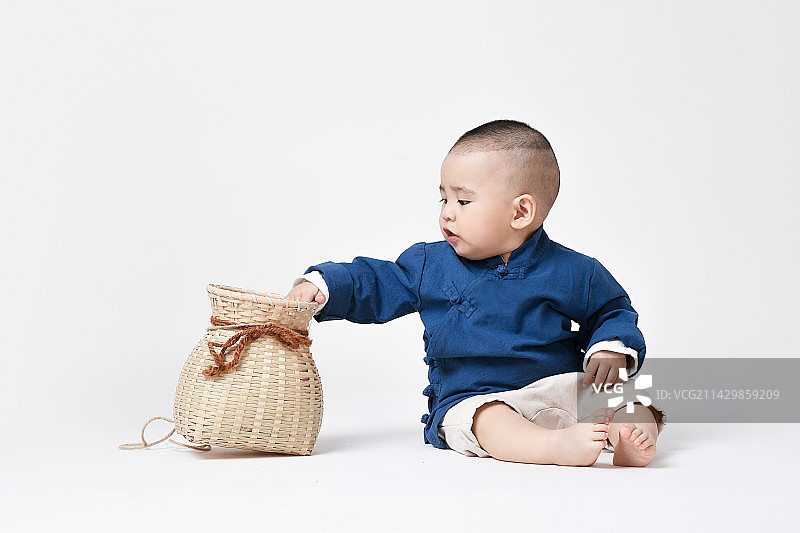 穿汉服的儿童玩鱼篓钓鱼杆图片素材