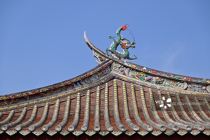 屋项上的龙图腾图片素材