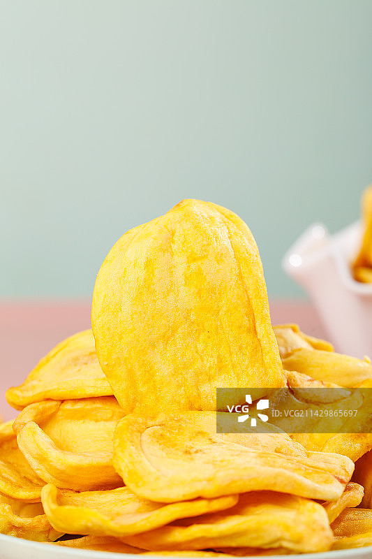 碟子里装着菠萝蜜干图片素材