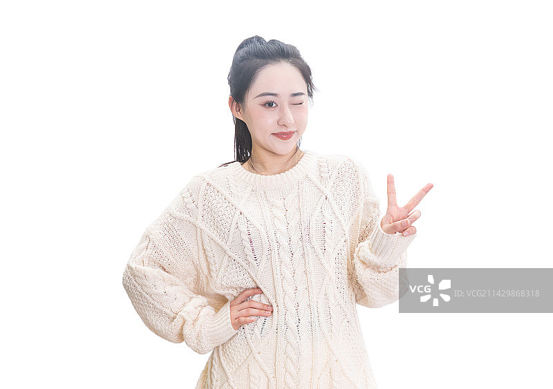 白背景前穿着白色毛衣的亚洲时尚女孩肖像图片素材