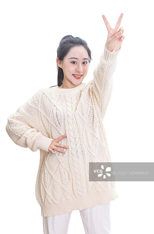 白背景前穿着白色毛衣的亚洲时尚女孩肖像图片素材